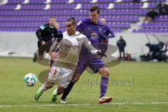 2. Bundesliga - Fußball - Erzgebirge Aue - FC Ingolstadt 04 - Darío Lezcano (11, FCI) wird von Wydra Dominik (Aue 25) gestoppt