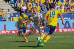 2. BL - Saison 2017/2018 - Eintracht Braunschweig - FC Ingolstadt 04 - Sonny Kittel (#10 FCI) wird gefoult - Mirko Boland (#10 Braunschweig) - Foto: Meyer Jürgen