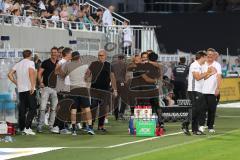 2. Bundesliga - Fußball - SpVgg Greuther Fürth FC Ingolstadt 04 - Spiel ist aus, erster Sieg der Saison, Freude Jubel bei den Trainern Cheftrainer Stefan Leitl (FCI) Co-Trainer Ersin Demir (FCI) Vorsitzender des Vorstandes Peter Jackwerth (FCI) und links 