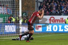 2. Bundesliga - Fußball - Holstein Kiel - FC Ingolstadt 04 - kommt nicht an den Ball Hauke Wahl (25, FCI) ärgert sich, hinten Torwart Kenneth Kronholm (18 Kiel) hat den Ball fest