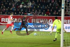 2. Bundesliga - Fußball - Jahn Regensburg - FC Ingolstadt 04 - Benedikt Gimber (5 Jahn) Alfredo Morales (6, FCI) Torwart Philipp Pentke (1 Jahn)