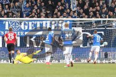 2. Bundesliga - Fußball - SV Darmstadt 98 - FC Ingolstadt 04 - Elfmeter gegen Ingolstadt Tobias Kempe (11 Darmstadt) verwandelt sicher, Torwart Örjan Haskjard Nyland (1, FCI) keine Chance