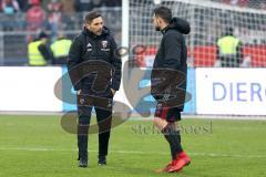 2. Bundesliga - Fußball - Holstein Kiel - FC Ingolstadt 04 - nach dem Spiel Gespräch Cheftrainer Stefan Leitl (FCI) und Christian Träsch (28, FCI)