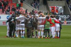 2. BL - Saison 2017/2018 - FC Heidenheim - FC Ingolstadt 04 - Die Mannschaft bildet einen Kreis nach dem Spiel - Foto: Meyer Jürgen