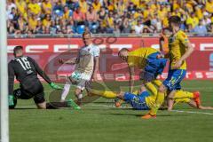 2. BL - Saison 2017/2018 - Eintracht Braunschweig - FC Ingolstadt 04 - Jasmin Fejzic Torwart (#16 Braunschweig) - Sonny Kittel (#10 FCI) - Gustav Valsvik (#5 Braunschweig) - Foto: Meyer Jürgen