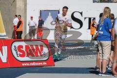 2. BL - Saison 2017/2018 - Eintracht Braunschweig - FC Ingolstadt 04 - Stefan Kutschke (#20 FCI) trifft zum 0:2 Führungstreffer und läuft auf die Fans zu - jubel - Foto: Meyer Jürgen