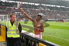 2. BL - Saison 2017/2018 - FC St. Pauli - FC Ingolstadt 04 - Dario Lezcano (#11 FCI) schenkt sein Trikot einem Fan - Foto: Meyer Jürgen