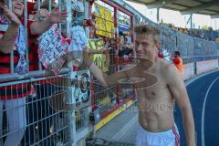 2. BL - Saison 2017/2018 - Eintracht Braunschweig - FC Ingolstadt 04 - Die Mannschaft bedankt sich nach dem Spiel bei den fans - Robert Leipertz (#13 FCI)  schenkt sein Trikot her - Foto: Meyer Jürgen