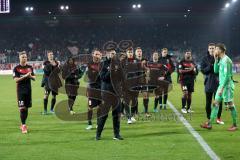 2. Bundesliga - Fußball - Jahn Regensburg - FC Ingolstadt 04 - Spiel ist aus, hängenee Köpfe bei Ingolstadt, 3:2 Niederlage, FCI bednakt sich bei dem Mitgereisten Fans, Torwart Örjan Haskjard Nyland (1, FCI) Sonny Kittel (10, FCI)