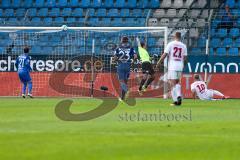 2. BL - Saison 2017/2018 - VFL Bochum - FC Ingolstadt 04 - Sonny Kittel (#10 FCI) mit einer Torchance - Manuel Riemann Torwart (#1 Bochum) - Foto: Meyer Jürgen