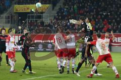 2. Bundesliga - Fußball - Jahn Regensburg - FC Ingolstadt 04 - Torwart Philipp Pentke (1 Jahn) boxt Ball vor Stefan Kutschke (20, FCI) weg