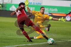2. Bundesliga - Fußball - SpVgg Greuther Fürth FC Ingolstadt 04 - Zweikampf Darío Lezcano (11, FCI) und Torwart Balázs Megyeri (24 Fürth)