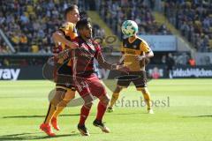 2. Bundesliga - Fußball - Dynamo Dresden - FC Ingolstadt 04 - Zweikampf Jannik Müller (18 Dresden) Darío Lezcano (11, FCI)