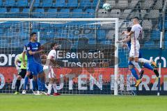 2. BL - Saison 2017/2018 - VFL Bochum - FC Ingolstadt 04 - Alfredo Morales (#6 FCI) mit einem Kopfball - torchance - Manuel Riemann Torwart (#1 Bochum) - Almog Cohen (#8 FCI) - Foto: Meyer Jürgen