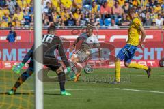 2. BL - Saison 2017/2018 - Eintracht Braunschweig - FC Ingolstadt 04 - Jasmin Fejzic Torwart (#16 Braunschweig) - Sonny Kittel (#10 FCI) - Foto: Meyer Jürgen