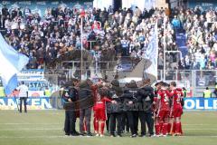 2. Bundesliga - Fußball - MSV Duisburg - FC Ingolstadt 04 - Cheftrainer Stefan Leitl (FCI) versammelt alle um sich, Team Besprechung nach dem Spiel