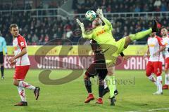 2. Bundesliga - Fußball - Jahn Regensburg - FC Ingolstadt 04 - Darío Lezcano (11, FCI) und Torwart Philipp Pentke (1 Jahn) im Kampf um den Ball