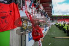 2. BL - Saison 2017/2018 - FC Heidenheim - FC Ingolstadt 04 - Die Mannschaft bedankt sich bei den Fans nach dem Spiel - Moritz Hartmann (#9 FCI) verschenkt sein Trikot - Foto: Meyer Jürgen