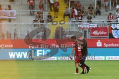 2. Bundesliga - Fußball - SV Sandhausen - FC Ingolstadt 04 - 1:0 - Spiel ist aus Niederlage für FCI, Cheftrainer Maik Walpurgis (FCI) tröstet Romain Brégerie (18, FCI), hinten frustrierte FCI Fans