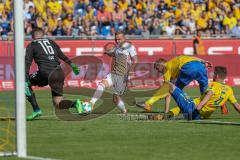 2. BL - Saison 2017/2018 - Eintracht Braunschweig - FC Ingolstadt 04 - Jasmin Fejzic Torwart (#16 Braunschweig) - Sonny Kittel (#10 FCI) - Gustav Valsvik (#5 Braunschweig) - Foto: Meyer Jürgen