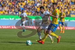 2. BL - Saison 2017/2018 - Eintracht Braunschweig - FC Ingolstadt 04 - Almog Cohen (#8 FCI) - Robin Becker (#14 Braunschweig) - Foto: Meyer Jürgen