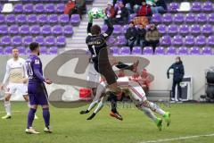 2. Bundesliga - Fußball - Erzgebirge Aue - FC Ingolstadt 04 - Torwart Männel Martin (Aue 1) springt in Darío Lezcano (11, FCI) von hinten rein