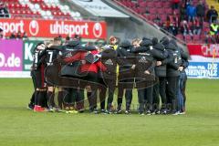 2. BL - Saison 2017/2018 - 1.FC Kaiserslautern - FC Ingolstadt 04 - Die Mannschaft bildet einen Kreis nach dem Spiel - Foto: Meyer Jürgen