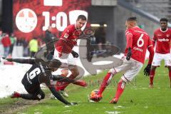 2. Bundesliga - 1. FC Kaiserslautern - FC Ingolstadt 04 - am Boden Kampf Alfredo Morales (6, FCI) Christoph Moritz (18 Kaiserslautern) Leon Guwara (6 Kaiserslautern)