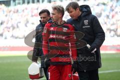 2. Bundesliga - Fußball - MSV Duisburg - FC Ingolstadt 04 - Einsatz für die medizinische Abteilung, links Christian Haser und rechts Prof. Dr. med. Florian Pfab mit Thomas Pledl (30, FCI)