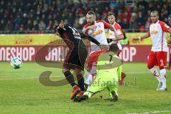 2. Bundesliga - Fußball - Jahn Regensburg - FC Ingolstadt 04 - Darío Lezcano (11, FCI) und Torwart Philipp Pentke (1 Jahn) im Kampf um den Ball