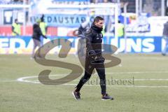 2. Bundesliga - Fußball - MSV Duisburg - FC Ingolstadt 04 - Cheftrainer Stefan Leitl (FCI) geht zu den Spielern aufs Feld nach dem Spiel