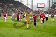 2. BL - Saison 2017/2018 - FC St. Pauli - FC Ingolstadt 04 - Die Spieler bedanken sich bei den Fans - Orjan Nyland (#1 Torwart FCI) - jubel - Foto: Meyer Jürgen