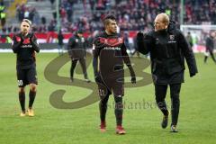 2. Bundesliga - 1. FC Kaiserslautern - FC Ingolstadt 04 - Die Spieler bedanken sich bei den mitgereisten Fans, Thomas Pledl (30, FCI) Darío Lezcano (11, FCI) und Tobias Levels (3, FCI) diskutieren