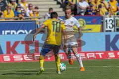 2. BL - Saison 2017/2018 - Eintracht Braunschweig - FC Ingolstadt 04 - Sonny Kittel (#10 FCI) - Mirko Boland (#10 Braunschweig) - Foto: Meyer Jürgen