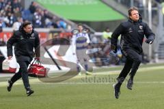 2. Bundesliga - Fußball - MSV Duisburg - FC Ingolstadt 04 - Einsatz für die medizinische Abteilung, links Christian Haser und rechts Prof. Dr. med. Florian Pfab