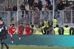 2. Bundesliga - Fußball - MSV Duisburg - FC Ingolstadt 04 - nach dem Spiel Marcel Gaus (19, FCI) Marvin Matip (34, FCI) Stefan Kutschke (20, FCI) bei den Fans