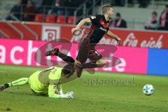 2. Bundesliga - Fußball - Jahn Regensburg - FC Ingolstadt 04 - Torwart Philipp Pentke (1 Jahn) foult Robert Leipertz (13, FCI), Elfmeter