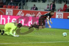 2. Bundesliga - Fußball - Jahn Regensburg - FC Ingolstadt 04 - Torwart Philipp Pentke (1 Jahn) foult Robert Leipertz (13, FCI), Elfmeter