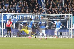 2. Bundesliga - Fußball - SV Darmstadt 98 - FC Ingolstadt 04 - Elfmeter gegen Ingolstadt Tobias Kempe (11 Darmstadt) verwandelt sicher, Torwart Örjan Haskjard Nyland (1, FCI) keine Chance