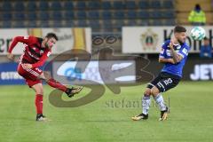 2. Bundesliga - Fußball - DSC Arminia Bielefeld - FC Ingolstadt 04 - Christian Träsch (28, FCI)  Volley Keanu Staude (32 DSC)