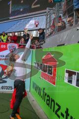 2. BL - Saison 2017/2018 - FC Heidenheim - FC Ingolstadt 04 - Die Mannschaft bedankt sich bei den Fans nach dem Spiel - Thomas Pledl (#30 FCI) verschenkt sein Trikot - Foto: Meyer Jürgen