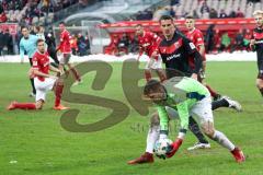 2. Bundesliga - 1. FC Kaiserslautern - FC Ingolstadt 04 - Stefan Kutschke (20, FCI) kommt nicht an den Ball, Torwart Marius Müller (24 Kaiserslautern) ist schneller