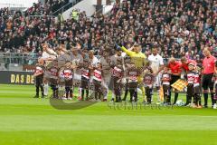 2. BL - Saison 2017/2018 - FC St. Pauli - FC Ingolstadt 04 - Die Mannschaft vor dem Spiel am Mittelkreis - Foto: Meyer Jürgen