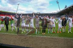 2. BL - Saison 2017/2018 - FC Heidenheim - FC Ingolstadt 04 - Die Mannschaft bedankt sich bei den Fans nach dem Spiel - Foto: Meyer Jürgen