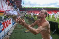 2. BL - Saison 2017/2018 - FC Heidenheim - FC Ingolstadt 04 - Die Mannschaft bedankt sich bei den Fans nach dem Spiel - Tobias Levels (#3 FCI)  verschenkt sein Trikot - Foto: Meyer Jürgen