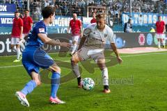 2. BL - Saison 2017/2018 - VFL Bochum - FC Ingolstadt 04 - Tobias Schröck (#21 FCI) - Kevin Stöger (#22 Bochum) - - Foto: Meyer Jürgen