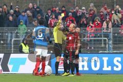 2. Bundesliga - Fußball - Holstein Kiel - FC Ingolstadt 04 - gelbe Karte Almog Cohen (8, FCI) David Kinsombi (6 Kiel) Tobias Levels (3, FCI)