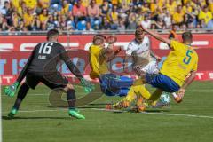 2. BL - Saison 2017/2018 - Eintracht Braunschweig - FC Ingolstadt 04 - Jasmin Fejzic Torwart (#16 Braunschweig) - Sonny Kittel (#10 FCI) - Gustav Valsvik (#5 Braunschweig) - Foto: Meyer Jürgen