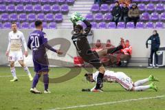 2. Bundesliga - Fußball - Erzgebirge Aue - FC Ingolstadt 04 - Torwart Männel Martin (Aue 1) springt in Darío Lezcano (11, FCI) von hinten rein
