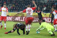 2. Bundesliga - Fußball - Jahn Regensburg - FC Ingolstadt 04 - Darío Lezcano (11, FCI) und Torwart Philipp Pentke (1 Jahn) im Kampf um den Ball, Marvin Knoll (10 Jahn)